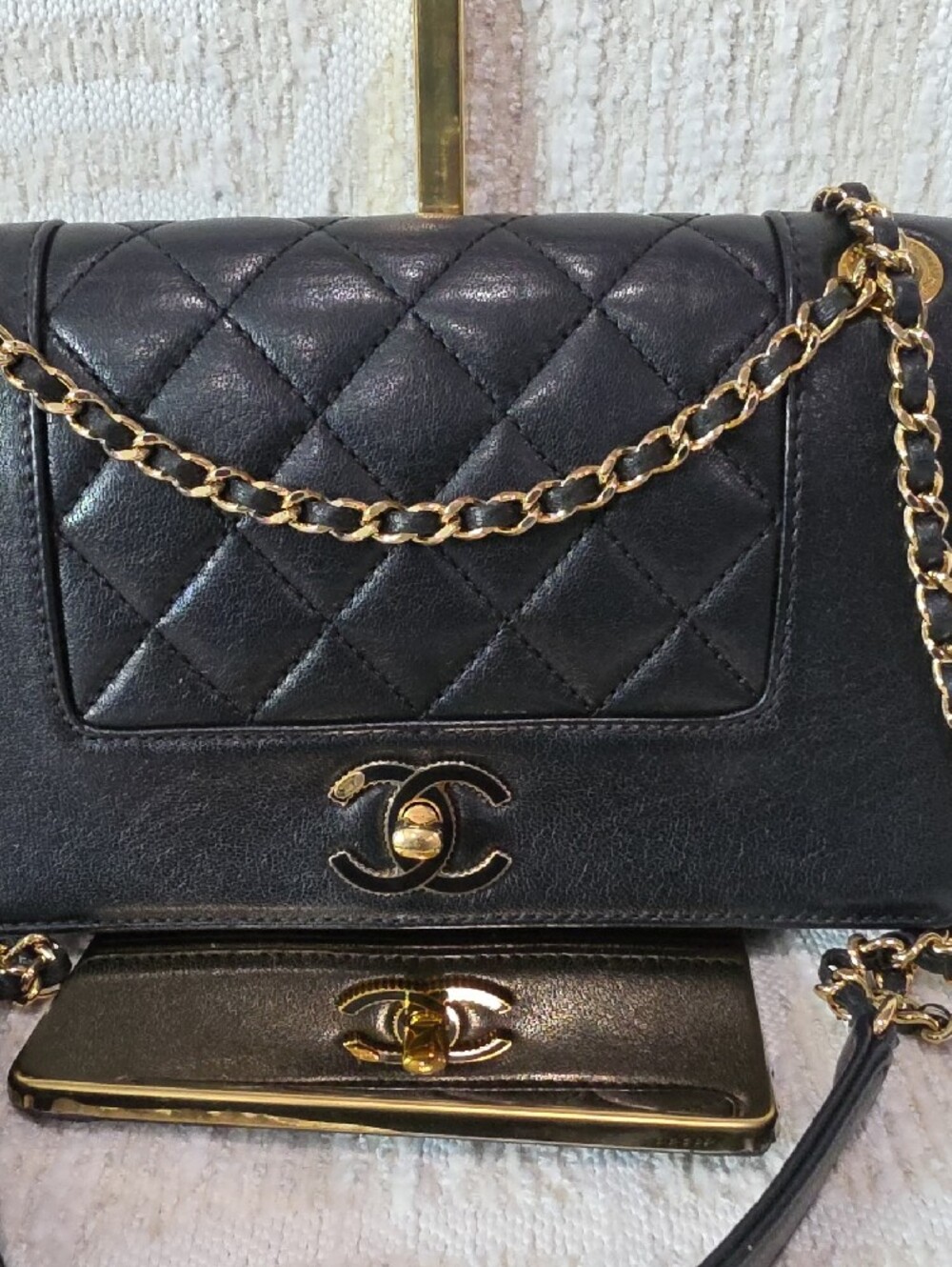 CHANEL Black Quilted Leather Shoulder Bag with Gold Chain - Picture 2 of 16